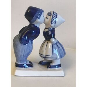 Delft Blue Dutch Boy & Girl Kissing Figurine Holland Hand Painted 5"‎
